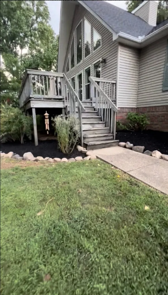 Backyard landscape beds with fresh black mulch in Columbia, TN