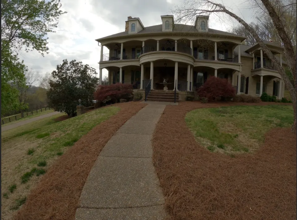 Completed front landscape beds with fresh pine straw and clean edges in Franklin, Tennessee